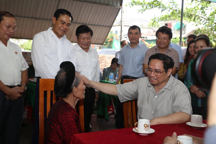 Thủ tướng Phạm Minh Chính dâng hương tại Ngã ba Đồng Lộc, khảo sát mỏ sắt Thạch khê  - Ảnh 3.