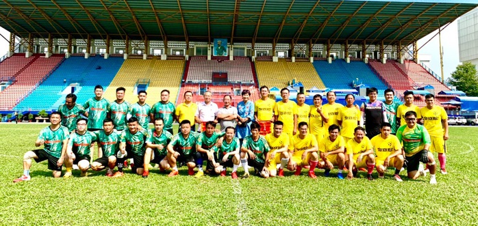 Kịch tính trận bóng giữa Báo Người Lao Động - Nam Á Bank và Đội CSGT Tân Sơn Nhất - Ảnh 1.