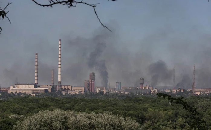 Cháy nhà máy hóa chất, hàng trăm lính Ukraine mắc kẹt? - Ảnh 1.