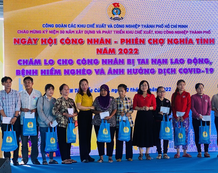 Ca sĩ Phương Thanh “cháy” hết mình với công nhân Củ Chi - Ảnh 6.