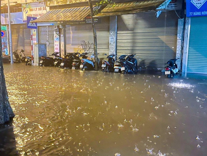 CLIP: Mưa lớn khiến nhiều tuyến phố Hà Nội thành sông - Ảnh 4.