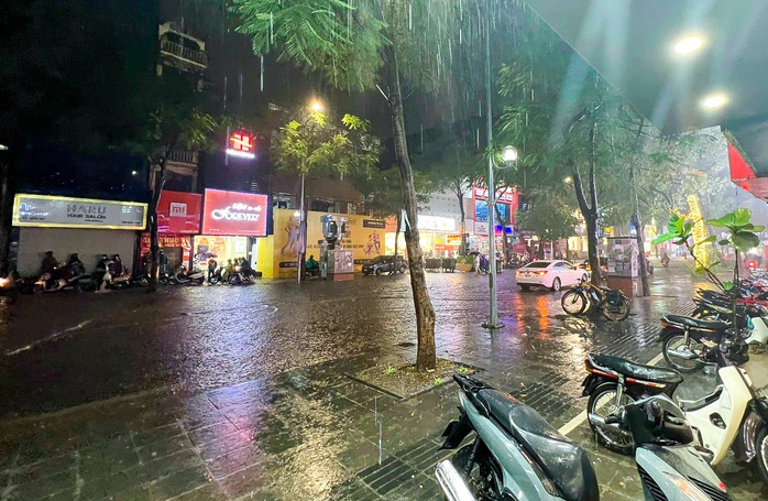 CLIP: Mưa lớn khiến nhiều tuyến phố Hà Nội thành sông - Ảnh 2.