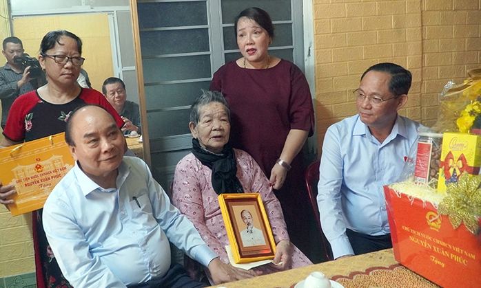 Chủ tịch nước Nguyễn Xuân Phúc dâng hương viếng mộ Đại tướng Võ Nguyên Giáp - Ảnh 4.