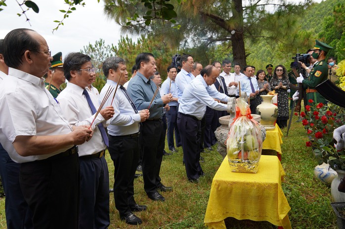 Chủ tịch nước Nguyễn Xuân Phúc dâng hương viếng mộ Đại tướng Võ Nguyên Giáp - Ảnh 2.