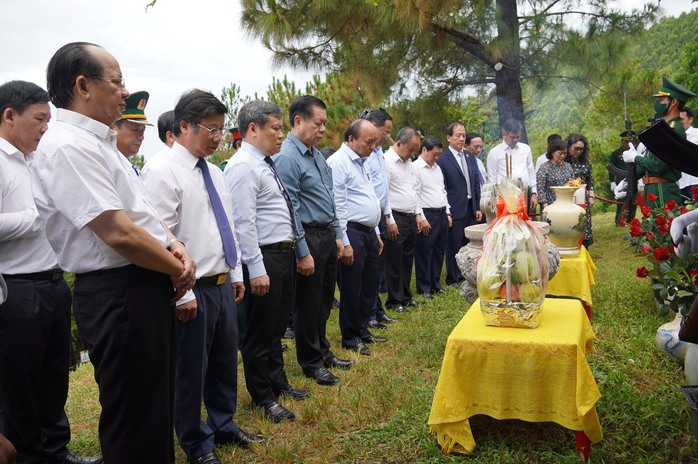 Chủ tịch nước Nguyễn Xuân Phúc dâng hương viếng mộ Đại tướng Võ Nguyên Giáp - Ảnh 1.