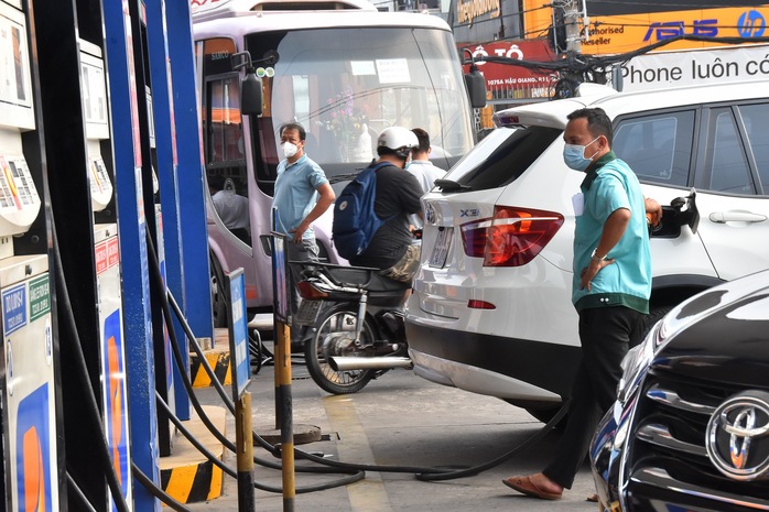 Lo gánh nặng xăng, sách giáo khoa tăng giá - Ảnh 1.