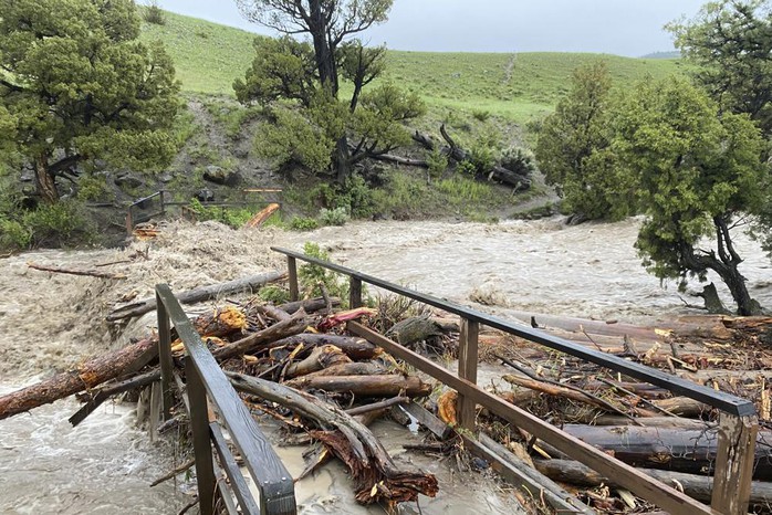 Mỹ: Dòng người khổng lồ chạy trốn đại hồng thủy ở công viên Yellowstone - Ảnh 1.