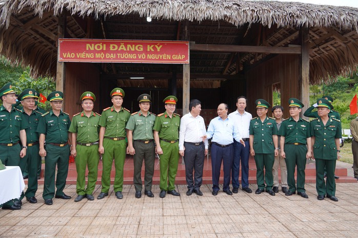 Chủ tịch nước Nguyễn Xuân Phúc dâng hương viếng mộ Đại tướng Võ Nguyên Giáp - Ảnh 3.