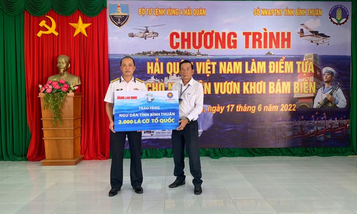 Trao cờ Tổ quốc cho ngư dân Phan Thiết - Ảnh 1.