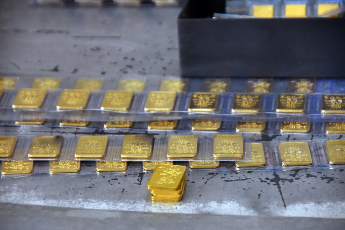 Giá vàng hôm nay 17-6: USD bị bán tháo, vàng tiếp tục tăng giá - Ảnh 1.