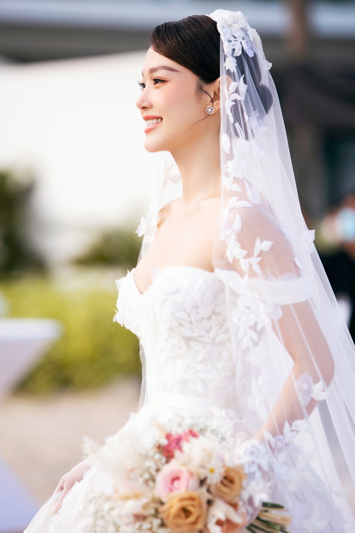 Minh Hằng rạng ngời trong ngày cưới, Diệu Nhi bắt được hoa - Ảnh 1. tỷ lệ kèo góc nhà cái Hằng rạng ngời trong ngày cưới, Diệu Nhi bắt được hoa - Ảnh 1.