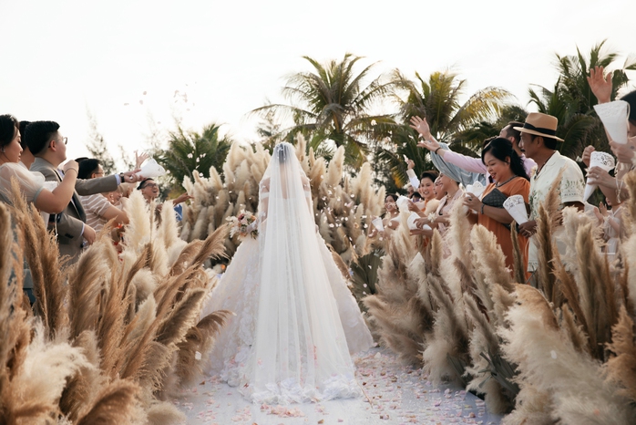 Minh Hằng rạng ngời trong ngày cưới, Diệu Nhi bắt được hoa - Ảnh 3. tỷ lệ kèo góc nhà cái Hằng rạng ngời trong ngày cưới, Diệu Nhi bắt được hoa - Ảnh 3.