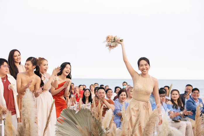 Minh Hằng rạng ngời trong ngày cưới, Diệu Nhi bắt được hoa - Ảnh 4. tỷ lệ kèo góc nhà cái Hằng rạng ngời trong ngày cưới, Diệu Nhi bắt được hoa - Ảnh 4.
