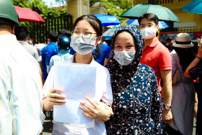 Thí sinh sà vào lòng phụ huynh tự tin khoe giành điểm cao môn Ngữ Văn - Ảnh 8.