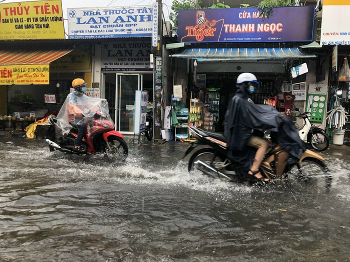 CLIP: Đường ngập, người dân bì bõm sau cơn mưa lớn ở TP HCM - Ảnh 1.