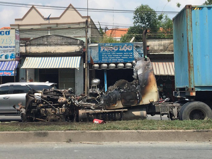 Đồng Nai: Xe đầu kéo bốc cháy ngùn ngụt trên Quốc lộ 51 - Ảnh 3.