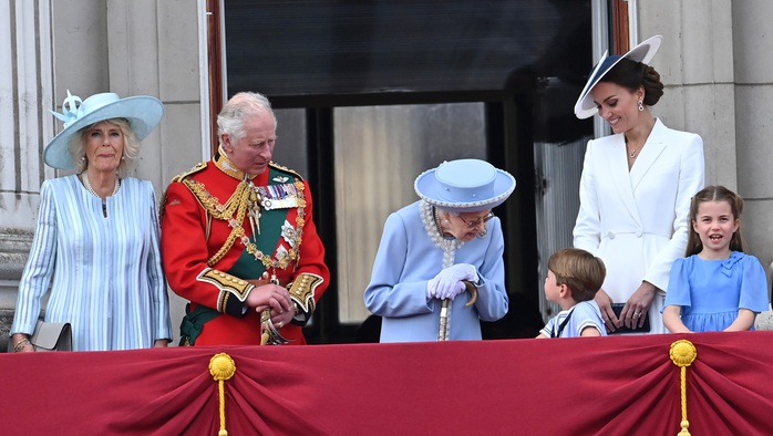 Hoàng tử bé Louis chiếm sóng Đại lễ Bạch kim của Nữ hoàng Anh - Ảnh 8.