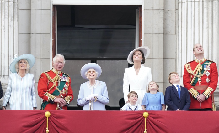 Hoàng tử bé Louis chiếm sóng Đại lễ Bạch kim của Nữ hoàng Anh - Ảnh 12.