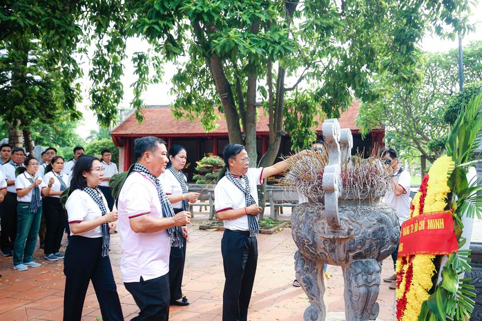 Đảng ủy Khối Dân - Chính - Đảng TP HCM về nguồn tại Quảng Ninh - Ảnh 1.