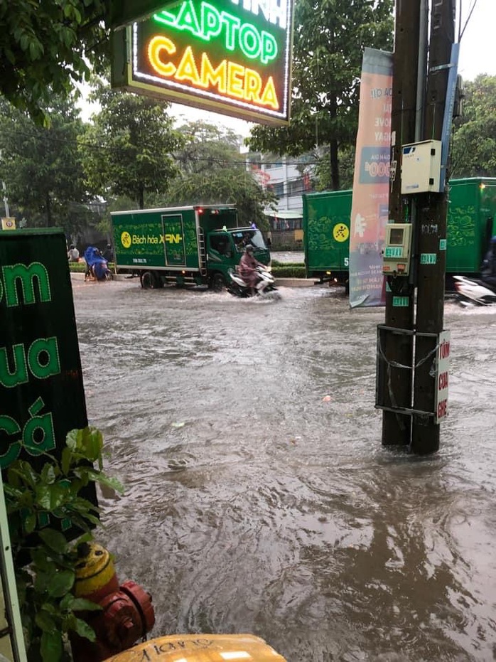 Nhiều nơi ở TP Biên Hoà ngập nặng sau mưa lớn, nước chảy xiết như suối - Ảnh 4.