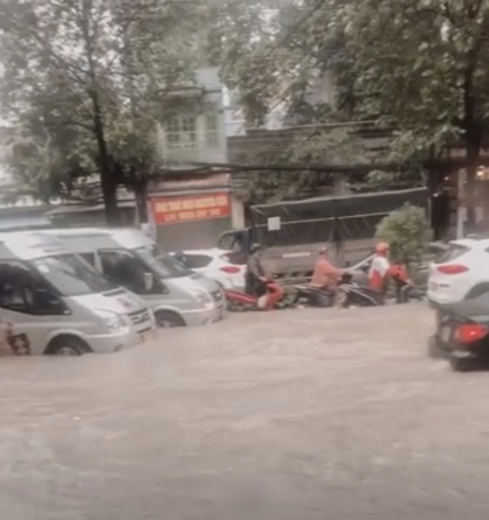 Nhiều nơi ở TP Biên Hoà ngập nặng sau mưa lớn, nước chảy xiết như suối - Ảnh 2.