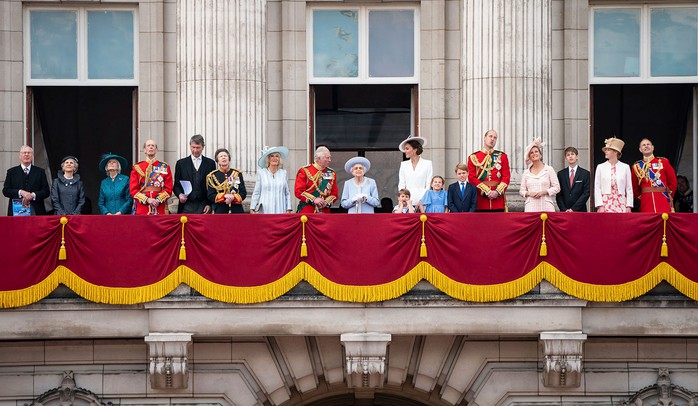 Tưng bừng mừng đại lễ của Nữ hoàng Anh - Ảnh 2.