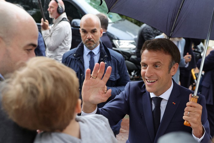 Tổng thống Macron đối diện khó khăn - Ảnh 1.