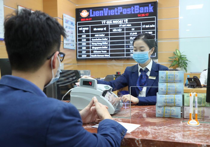 Nhiều lãnh đạo cấp cao LienVietPostBank đăng ký mua mạnh cổ phiếu LPB - Ảnh 1. Nhiều lãnh đạo cấp cao LienVietPostBank đăng ký mua mạnh cổ phiếu LPB - Ảnh 1.