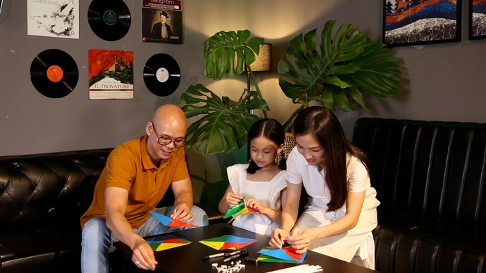 Loạt sao Việt chung tay tạo nên “chong chóng sắc màu giúp lan tỏa yêu thương đến trẻ em tự kỷ - Ảnh 4. Loạt sao Việt chung tay tạo nên “chong chóng sắc màu giúp lan tỏa yêu thương đến trẻ em tự kỷ - Ảnh 4.