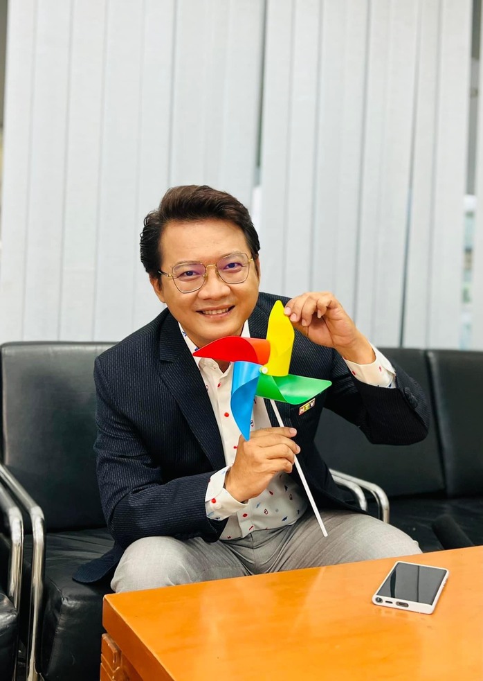 Loạt sao Việt chung tay tạo nên “chong chóng sắc màu giúp lan tỏa yêu thương đến trẻ em tự kỷ - Ảnh 6. Loạt sao Việt chung tay tạo nên “chong chóng sắc màu giúp lan tỏa yêu thương đến trẻ em tự kỷ - Ảnh 6.