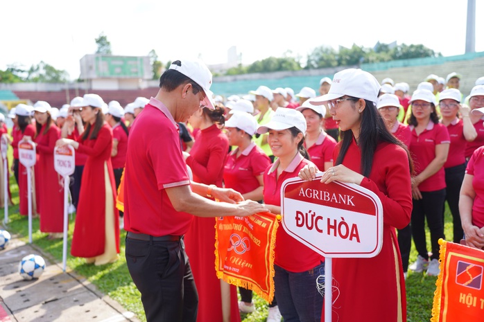 Khai mạc hội thao Agribank Chi nhánh Long An lần thứ 19 - Ảnh 8.