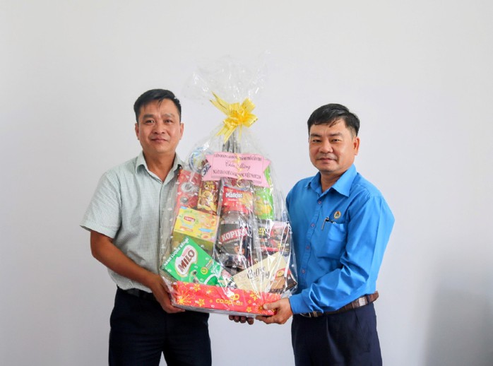 Chủ tịch UBND tỉnh Đồng Tháp tặng bằng khen cho 2 cá nhân Báo Người Lao Động - Ảnh 4.