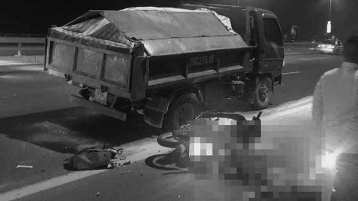 Va chạm với xe tải trên cầu Nhật Tân, nam thanh niên tử vong tại chỗ - Ảnh 1.