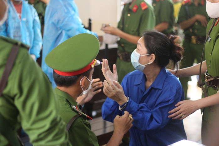 CLIP: Bắt quả tang 1 phụ nữ Campuchia “ôm” vàng qua biên giới - Ảnh 3.