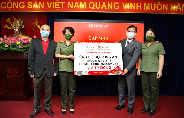 Tập đoàn BRG và SeABank ủng hộ trang thiết bị y tế trị giá 5 tỉ đồng cho Bộ Công an - Ảnh 1. Tập đoàn BRG và SeABank ủng hộ trang thiết bị y tế trị giá 5 tỉ đồng cho Bộ Công an - Ảnh 1.