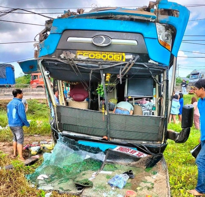 Xe giường năm lao xuống ruộng lật ngửa, 40 khách đập cửa thoát thân - Ảnh 1.