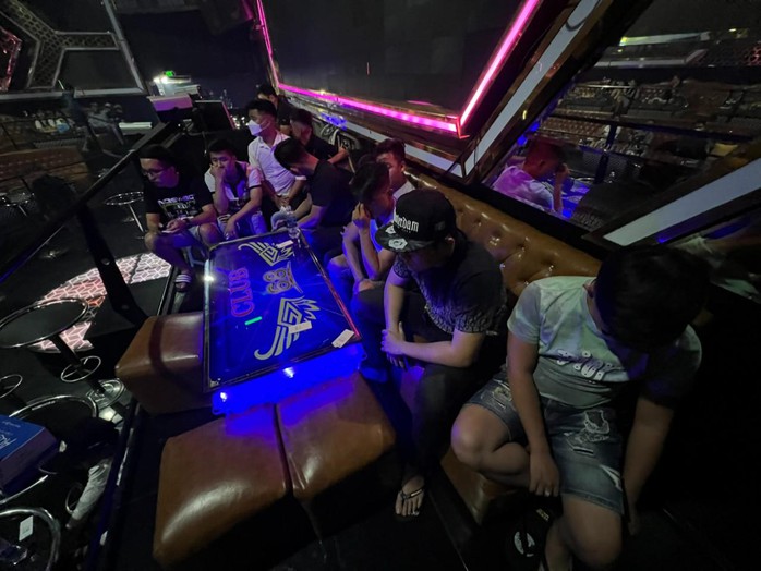 CLIP: Dân ăn chơi vi phạm trong quán bar ở Tân Phú, TP HCM - Ảnh 2.