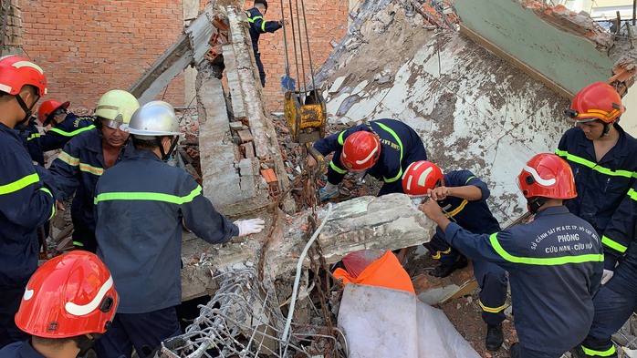 Đập nhà xây mới khiến tường bêtông sập, một người tử vong, một người thoát chết - Ảnh 1.