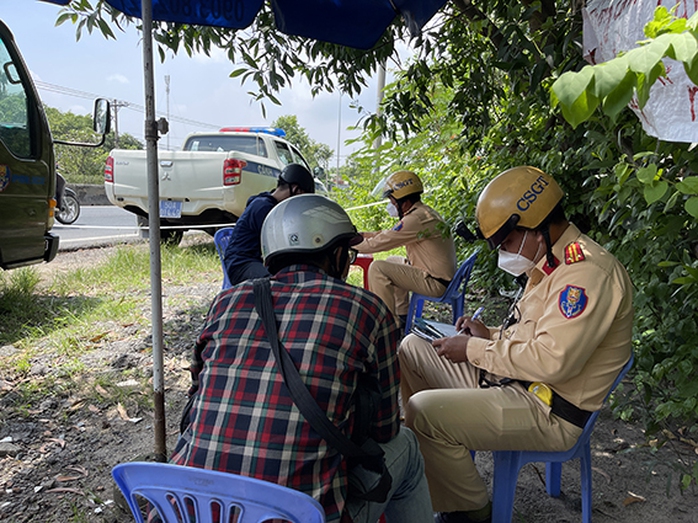 Xây dựng văn hóa giao thông: Không thể chần chừ!: Người tham gia giao thông phải hiểu lý, biết tình - Ảnh 1.