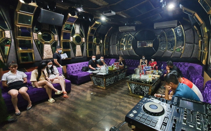 2 nữ nhân viên quán King Đô Night Club cung cấp ma túy cho dân bay - Ảnh 1.