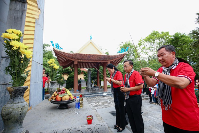 Trao tặng 10.000 lá cờ Tổ quốc cho lực lượng biên phòng và đồng bào biên giới  tỉnh Quảng Ninh - Ảnh 7.