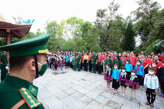 Trao tặng 10.000 lá cờ Tổ quốc cho lực lượng biên phòng và đồng bào biên giới  tỉnh Quảng Ninh - Ảnh 9.