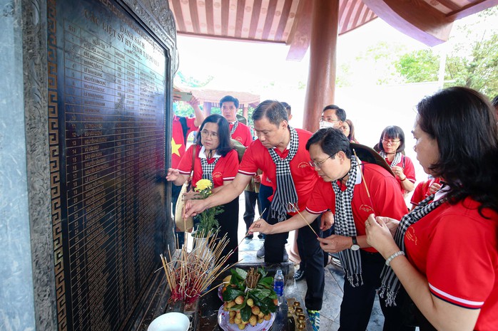 Trao tặng 10.000 lá cờ Tổ quốc cho lực lượng biên phòng và đồng bào biên giới  tỉnh Quảng Ninh - Ảnh 11.