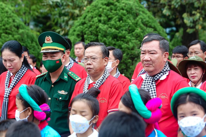 Trao tặng 10.000 lá cờ Tổ quốc cho lực lượng biên phòng và đồng bào biên giới  tỉnh Quảng Ninh - Ảnh 12.