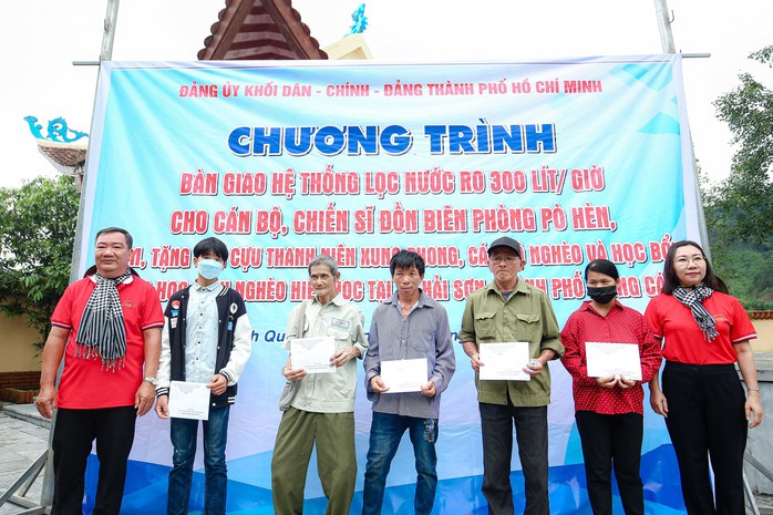 Trao tặng 10.000 lá cờ Tổ quốc cho lực lượng biên phòng và đồng bào biên giới  tỉnh Quảng Ninh - Ảnh 16.