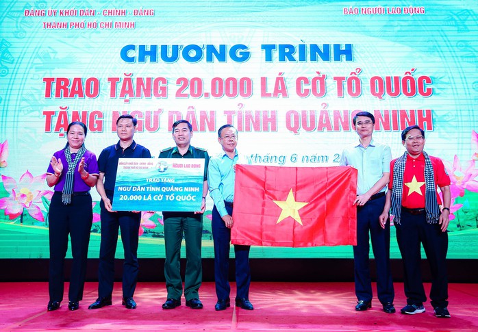 Trao tặng tỉnh Quảng Ninh 30.000 lá cờ Tổ quốc - Ảnh 1.