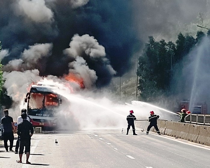 Phú Yên: Xe khách cháy rụi khi đang chạy trên Quốc lộ 1 - Ảnh 2.