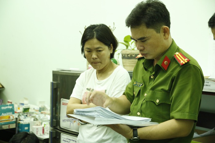 Bắt một phó giám đốc trung tâm y tế ở Bình Dương liên quan đến Việt Á - Ảnh 2.