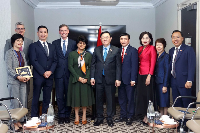 Chủ tịch Quốc hội Vương Đình Huệ gặp mặt lãnh đạo Prudential tại Anh - Ảnh 1. Chủ tịch Quốc hội Vương Đình Huệ gặp mặt lãnh đạo Prudential tại Anh - Ảnh 1.