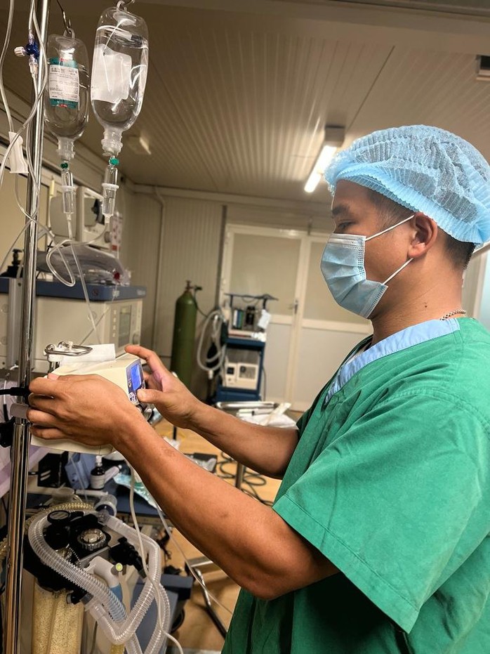 Bệnh viện dã chiến mũ nồi xanh phẫu thuật cho bệnh nhân rò hậu môn phức tạp - Ảnh 3.